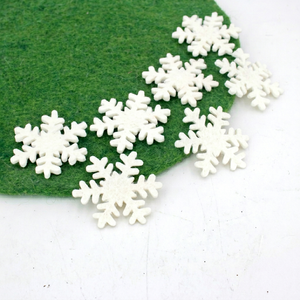 Decoraciones Navideñas de Copos de Nieve Blancos de Lana Hechos a Mano de 7 cm al por Mayor - Adornos de Guirnalda DIY para Regalos de Fieltro y Hilo - Product Image 1