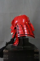Casque de samouraï Kabuto finition rouge vif, anneau circulaire doré, crête avant, casque de guerrier en métal pour cosplay et exposition thématique