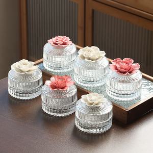 Pot à bonbons exquis d'inspiration européenne avec couvercle en céramique en forme <span class=keywords><strong>de</strong></span> fleur - Idéal pour la décoration et le rangement à la maison - Product Image 2