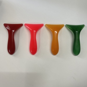 Outil de massage facial Gua Sha en résine imperméable à tenir à la main pour le visage - Product Image 1