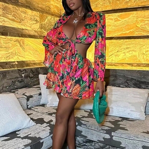 ชุดเซ็ต 2 ชิ้น เสื้อแขนบานผูกเอว คอลึก ลายดอกไม้ กระโปรงสั้น แฟชั่นสำหรับผู้หญิง - Product Image 1