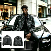 Blouson Bomber Homme Hiver Noir Streetwear Personnalisé en Denim Matelassé avec Rivets et Clous, Lavage Vintage, Fermeture Éclair et Sérigraphie, Coupe Oversize