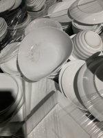 Vente en gros directe d'usine : Service de vaisselle en céramique blanche, assiettes et bols en stock, emballés en carton