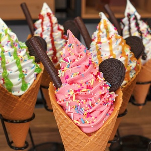 Modèle de simulation Big <span class=keywords><strong>Mac</strong></span>, cornet de crème glacée croustillant avec décoration de fruits - Product Image 3