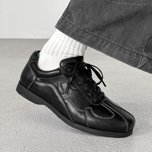 Nuevos zapatos de alta calidad para hombre y mujer, modernos, de cuero negro, casuales, para entrenamiento, planos, de tacón bajo, en un estilo moderno. - Product Image 5
