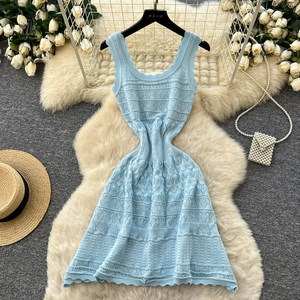 Abito Estivo Senza Maniche in Maglia per Donna Nuovo Stile. Con dettagli traforati e vita aderente. Abito Lungo - Product Image 1
