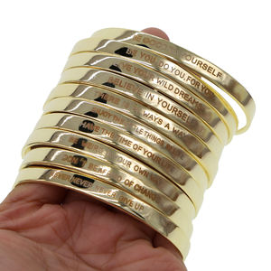 Bracciale Aperto Minimalista Placcato Oro Lucidato, Bracciale <span class=keywords><strong>a</strong></span> Fascia Impilabile con Messaggio Inciso, Regalo per <span class=keywords><strong>San</strong></span> <span class=keywords><strong>Valentino</strong></span> - Product Image 1