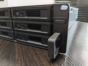 เครื่องจัดเก็บข้อมูล NAS แบบเชื่อมต่อเครือข่าย รุ่น RS3621xs+ ขนาด 2U สำหรับติดตั้งในแร็ค ใช้ซีพียู Xeon D-1541 ระดับองค์กร Rs3621xs+ - Product Image 3