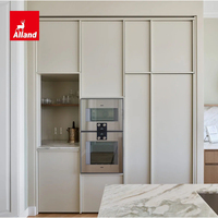Meubles de cuisine Alland Italian Joinery sur mesure, design Japandi blanc, structure squelette, panneaux MDF, planche en chêne blanc, avec accessoires