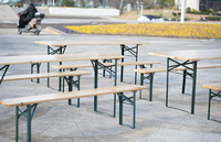 Ensemble table et banc pliants en bois de sapin massif poli et lisse, avec pieds en métal robustes et bords arrondis, pour jardin, terrasse, fête, repas en plein air