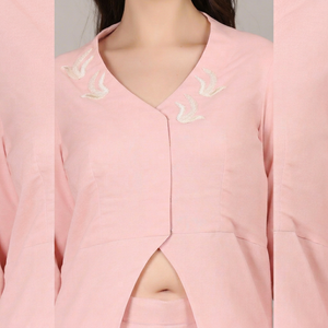 Collection de vêtements de créateur modernes, ensemble 2 pièces en cordon rose clair avec perles et broderies, tenue élégante - Product Image 2