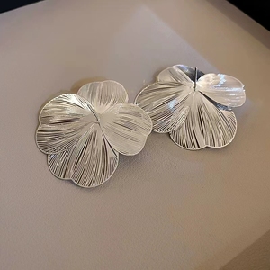 Vente au détail populaire bijoux de mode aiguille en argent perle métal grande fleur boucles d'oreilles pour les femmes de luxe - Product Image 4