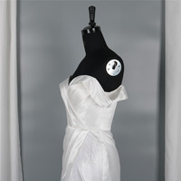 Neues Design Brautkleid Ärmellose Brautkleider Weiße Hochzeit Satin Long Trail Brautkleid Mit Feder
