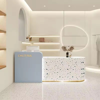 Comptoir de réception moderne en bois MDF avec éclairage LED, finition or, blanc et rose, forme oblongue, mobilier commercial pour hôtel, bar, centre commercial