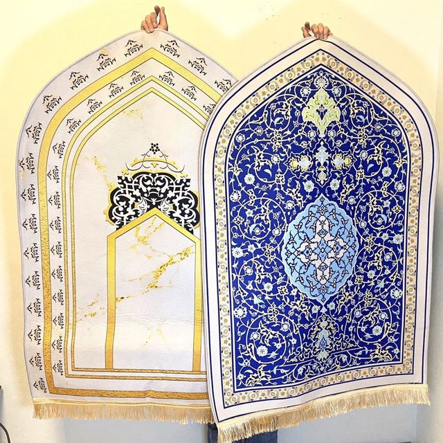 Factory Direct Sales Wholesale Modern Muslim Embossed Worship Islamic Prayer Rug with Tassels for Travel & Home Use