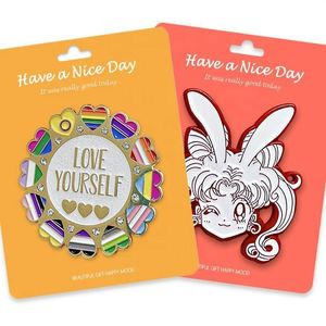 Badges personnalisés en alliage d'aluminium avec logo émaillé sérigraphié, lettres, cadeaux, anime, épingles de revers, cartes de support pour casquettes souples ou rigides - Product Image 1