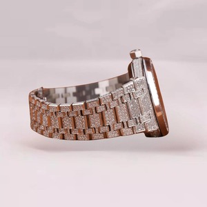 Reloj de hombre de acero inoxidable de lujo de excelente calidad con diseño de diamantes de moissanita para reuniones de negocios y fiestas, en venta. - Product Image 2