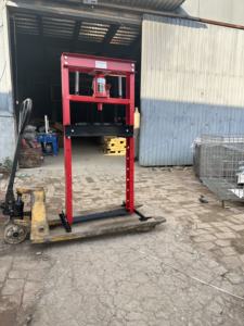 Machine de <span class=keywords><strong>presse</strong></span> hydraulique à livraison rapide de type banc en acier de haute qualité <span class=keywords><strong>12T</strong></span> 20T 30T <span class=keywords><strong>presse</strong></span> hydraulique manuelle d'<span class=keywords><strong>atelier</strong></span> de voiture à vendre - Product Image 3