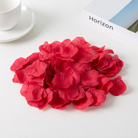 Pétales de rose artificiels rouges en gros, en tissu de satin de soie, pétales décoratifs pour la décoration de lieu de mariage