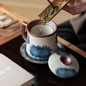 Tasse à thé en porcelaine bleue et blanche Guanlan avec couvercle et filtre, séparateur d'eau et de thé, tasse à thé personnelle pour le bureau, design floral en céramique - Product Image 4