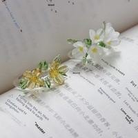 Bague Fleur Papillon en Verre Glaçuré, Design Original, Fleur d'Osmanthus et de Pêcher, Accessoire de Niche Fait Main