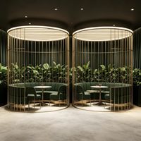 Ensemble de mobilier de restaurant moderne avec tables à manger, chaises et comptoir de bar pour la conception d'intérieur de café commercial, solution complète pour la boutique
