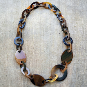 MN EXPORTS Collier artisanal en corne de buffle naturelle avec grosses perles et chaînes à maillons provenant de l'Uttar Pradesh - Product Image 2