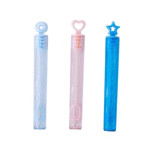 Bâton en plastique à <span class=keywords><strong>bulles</strong></span> d'eau pour enfants Ensemble de baguettes à <span class=keywords><strong>bulles</strong></span> soufflantes Jouet classique de dessin animé soufflant du <span class=keywords><strong>savon</strong></span> Jouets d'activités pour <span class=keywords><strong>maison</strong></span> à <span class=keywords><strong>bulles</strong></span> - Product Image 1