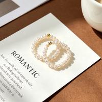 Damen Elastischer Ring mit Kleinen Kartoffelförmigen Weißen Natürlichen Süßwasserperlen und Kupfervergoldeten Abstandshaltern - Trendiger Vielseitiger Stil für den Alltag