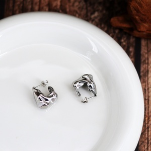 Boucles d'oreilles plissées irrégulières en acier inoxydable haut de gamme, design argenté tendance qui ne ternit pas, idéales pour mariage ou cadeau - Product Image 4