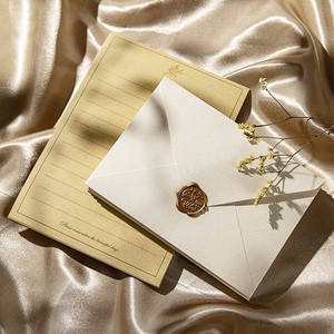 Elegante Busta Vintage in Lino Stampato, Piccola e Raffinata, con Sigillo in Ceralacca, Biglietto d'Auguri in Carta Goffrata per Compleanno o Souvenir - Product Image 1