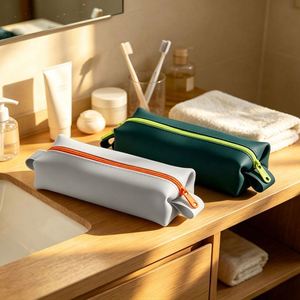 Sac de maquillage et de voyage en silicone léger et écologique avec fermeture éclair, résistant à l'eau, capacité moyenne - Product Image 4
