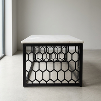 Table basse en marbre blanc à motif géométrique créatif avec structure en acier à motif nid d'abeille