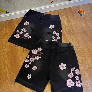 Pantalones cortos de mezclilla personalizados con bordado de flor de cerezo estilo callejero, pantalones capri Y2K holgados de estilo retro hip-hop inspirados en Harajuku - Product Image 3