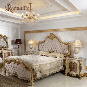 Elegante Cama King Size Clásica Europea con Cabecera Acolchada de Terciopelo Beige y Tallados Dorados, Juego de Dormitorio Completo para Mansión - Product Image 3