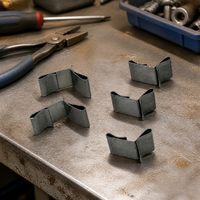Clip en acier à ressort robuste pour montage de panneaux métalliques, forme en W avec boucle et languette pour pièces d'assemblage de remorques automobiles