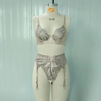 Pakaian Dalam Wanita Mewah dari Nilon dengan Tali Erotis, Renda Bersulam, dan Dekorasi Patchwork Tenun untuk Hari Valentine.