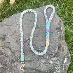 สายจูงสุนัขผ้าฝ้ายถักด้วยมือทำจาก5Ft ที่มีด้ามจับที่เป็นเอกลักษณ์ทนทานและมีสไตล์เหมาะสำหรับสุนัขขนาดเล็กถึงใหญ่สีรุ้ง - Product Image 4