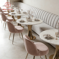 Ensemble de mobilier moderne de luxe pour hôtel, restaurant commercial, tables en marbre, pieds en laiton, sièges en velours rose et gris, banquette, café