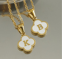 Colgante de placa de nombre de diseño personalizado de fábrica, collar con colgante de letra inicial de concha de trébol de cuatro hojas árabe de la suerte con diseño de fábrica