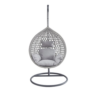 Fauteuil suspendu pliant Vine Love en rotin PE avec structure en acier, design moderne, coussin imperméable, mobilier d'extérieur pour parcs et hôtels - Product Image 3