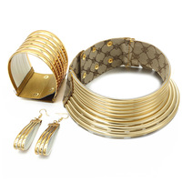 Parure de bijoux style africain : collier, boucles d'oreilles et bracelet plaqués or – Tendance et abordable