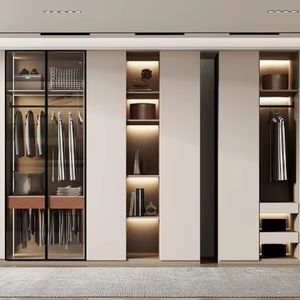 Armoire moderne <span class=keywords><strong>en</strong></span> <span class=keywords><strong>bois</strong></span> blanc avec portes coulissantes <span class=keywords><strong>en</strong></span> verre, éclairage LED et étagères ouvertes pour chambre à coucher - Product Image 1