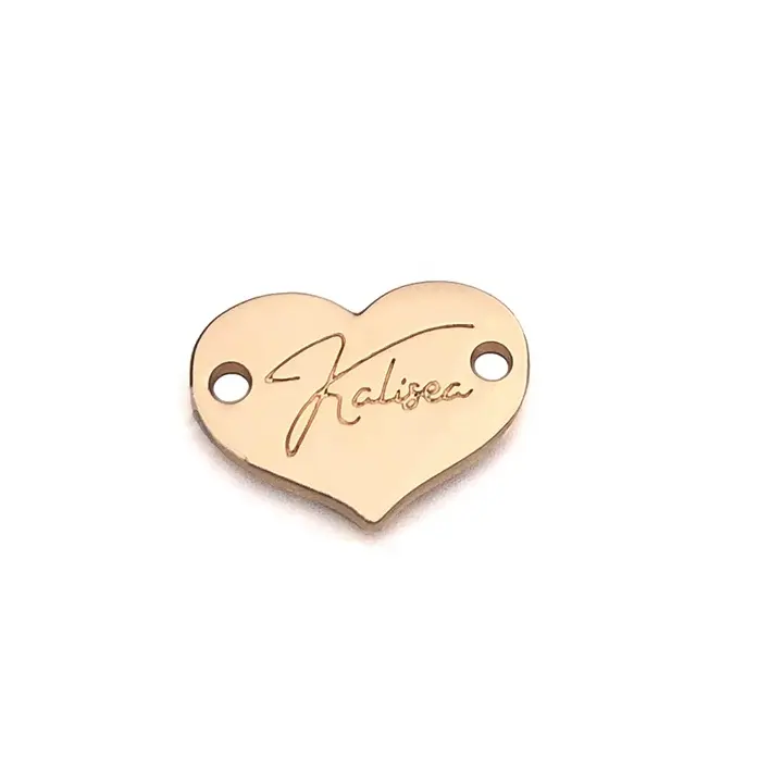 Kalp şekli Metal kazınmış Logo altın etiket deniz suyu mayo için özel özel çinko alaşım dikiş etiketi karşı
