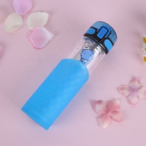 Bouteille d'eau en verre avec manchon de protection en silicone et infuseur à thé - Product Image 4