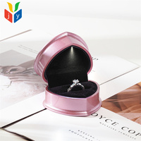 Boîte à bijoux personnalisée en forme de cœur avec lumière LED, doublure en velours rouge rose, boîte cadeau en laque piano pour alliance de mariage