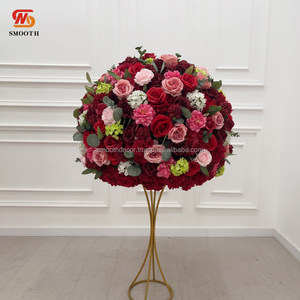 Bola de Flores Artificiales de Seda Realista al Tacto, Rosa Roja con Follaje, Centro de Mesa Navideño Colorido e Impermeable - Product Image 2