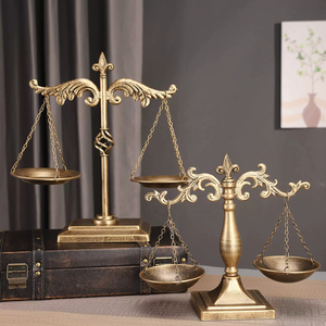 Elegante Balanza Decorativa de Hierro Dorado para el Hogar y la Oficina, Balanza de la Justicia Vintage para Abogados, Jueces, Maestros y Coleccionistas - Product Image 4