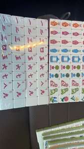 Coffret <span class=keywords><strong>de</strong></span> <span class=keywords><strong>Mahjong</strong></span> et d'échecs portable <span class=keywords><strong>de</strong></span> luxe à 4 couches, style américain, pour enfants, 160 tuiles <span class=keywords><strong>de</strong></span> <span class=keywords><strong>Mahjong</strong></span> rouges, pliable, <span class=keywords><strong>jeu</strong></span> <span class=keywords><strong>de</strong></span> casino, poker - Product Image 3