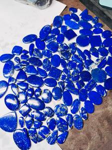 Pierre précieuse naturelle de lapis-lazuli de qualité supérieure, pierre bleue polie pour la fabrication de bijoux, la création de perles, l'artisanat et la décoration, disponible à la vente - Product Image 1